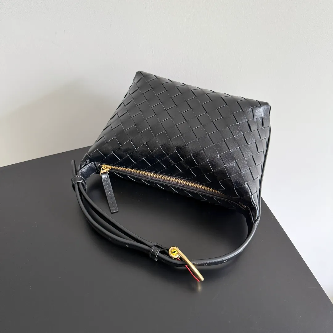 Batch 1880 BOTTEGA VENETA Year of the Snake🐍Limited Edition Wallace's classic Intreccio woven leather lunch bag, equipped with a lifelike golden snake-shaped buckle, playful and smart shape, which means the blessing of the snake. The shoulder strap can be adjusted in length. The shape of the bag evolved from the lunch bag. It has a classic shape and is versatile. The bag capacity is enough to carry mobile phones, keys, cosmetics, etc. during daily commuting and shopping. The limited edition for the Year of the Snake has an extra sense of sophistication and symbolizes the movement of snakes, bringing good luck ~ Style number: 815395 Size: 22*13*9.5cm